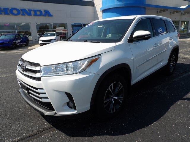 2019 Toyota Highlander LE photo 3