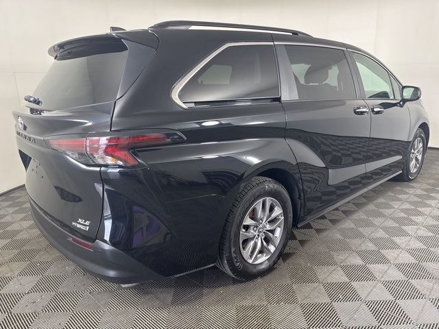 2023 Toyota Sienna XLE photo 3