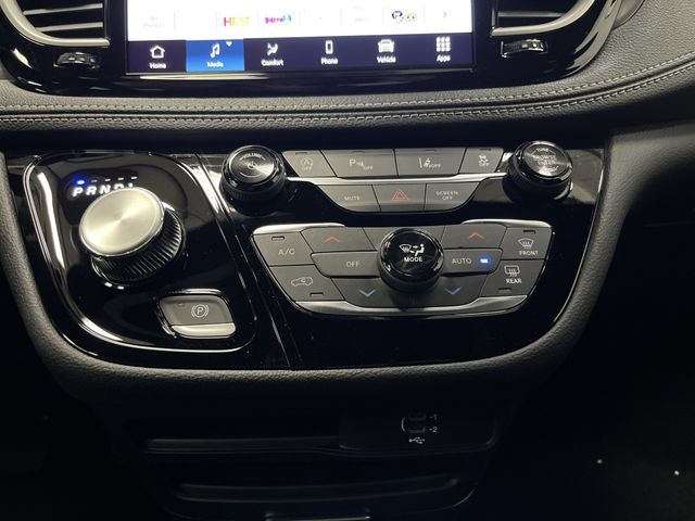 2026 Chrysler Pacifica photo 17