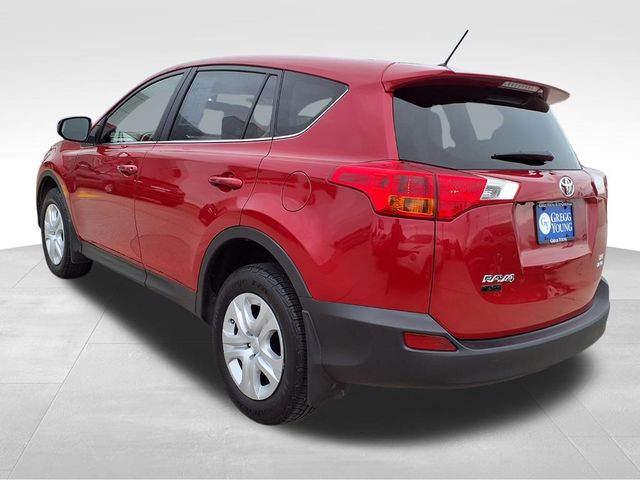 2015 Toyota RAV4 LE photo 2