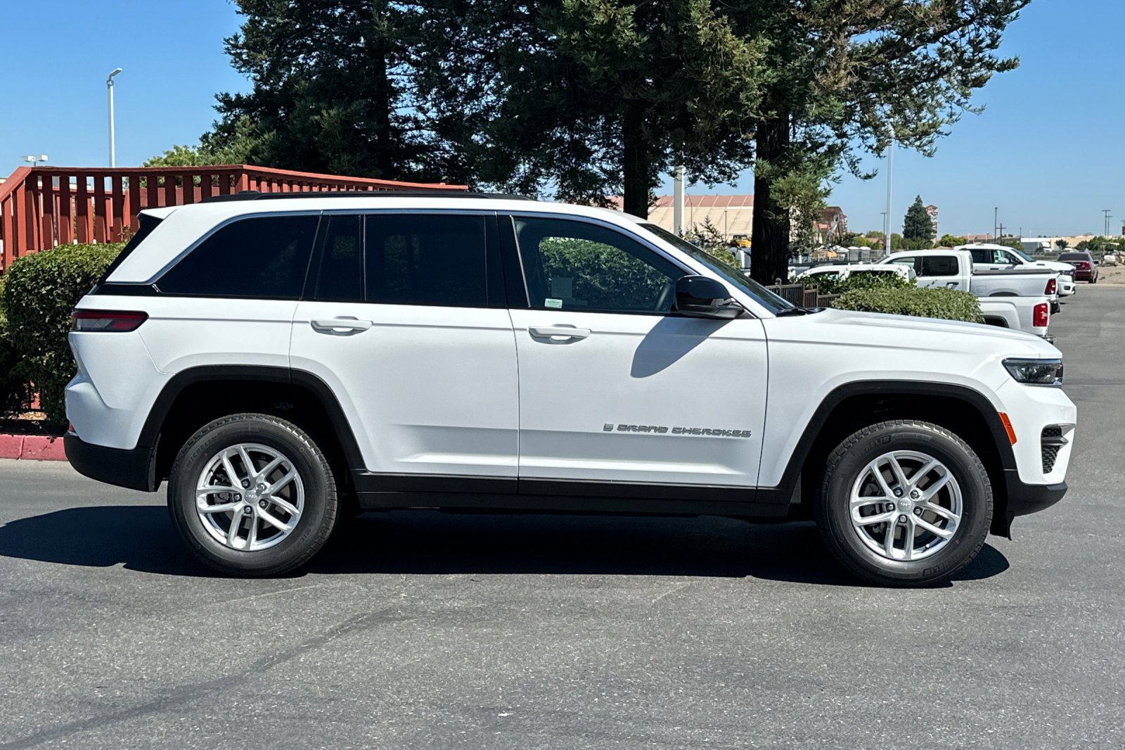 2025 Jeep Grand Cherokee Laredo X photo 3