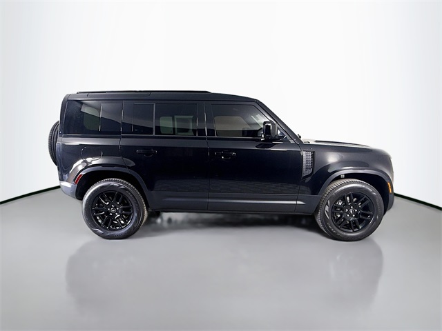 2025 Land Rover Defender 110 S photo 4