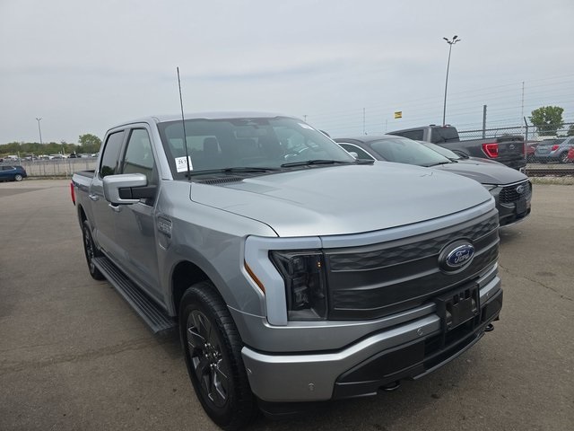 2023 Ford F-150 Lightning Lariat photo 2