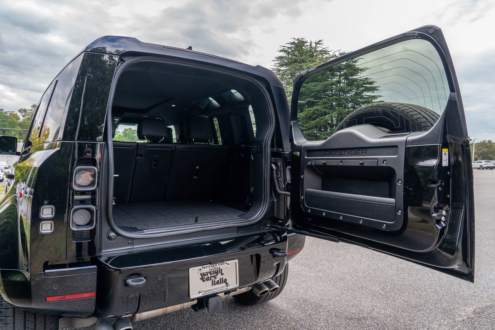 2023 Land Rover Defender V8 photo 12