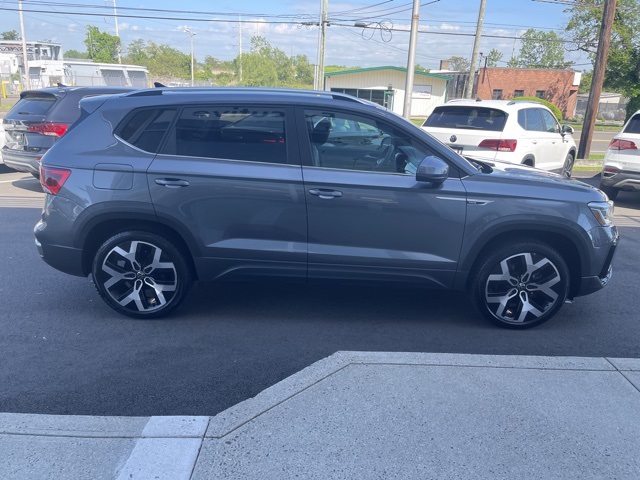 2022 Volkswagen Taos SEL photo 5
