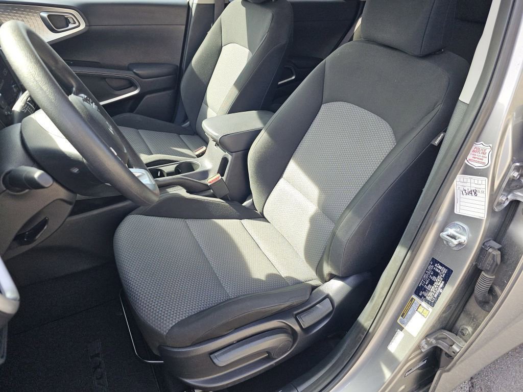 2023 Kia Soul LX photo 2