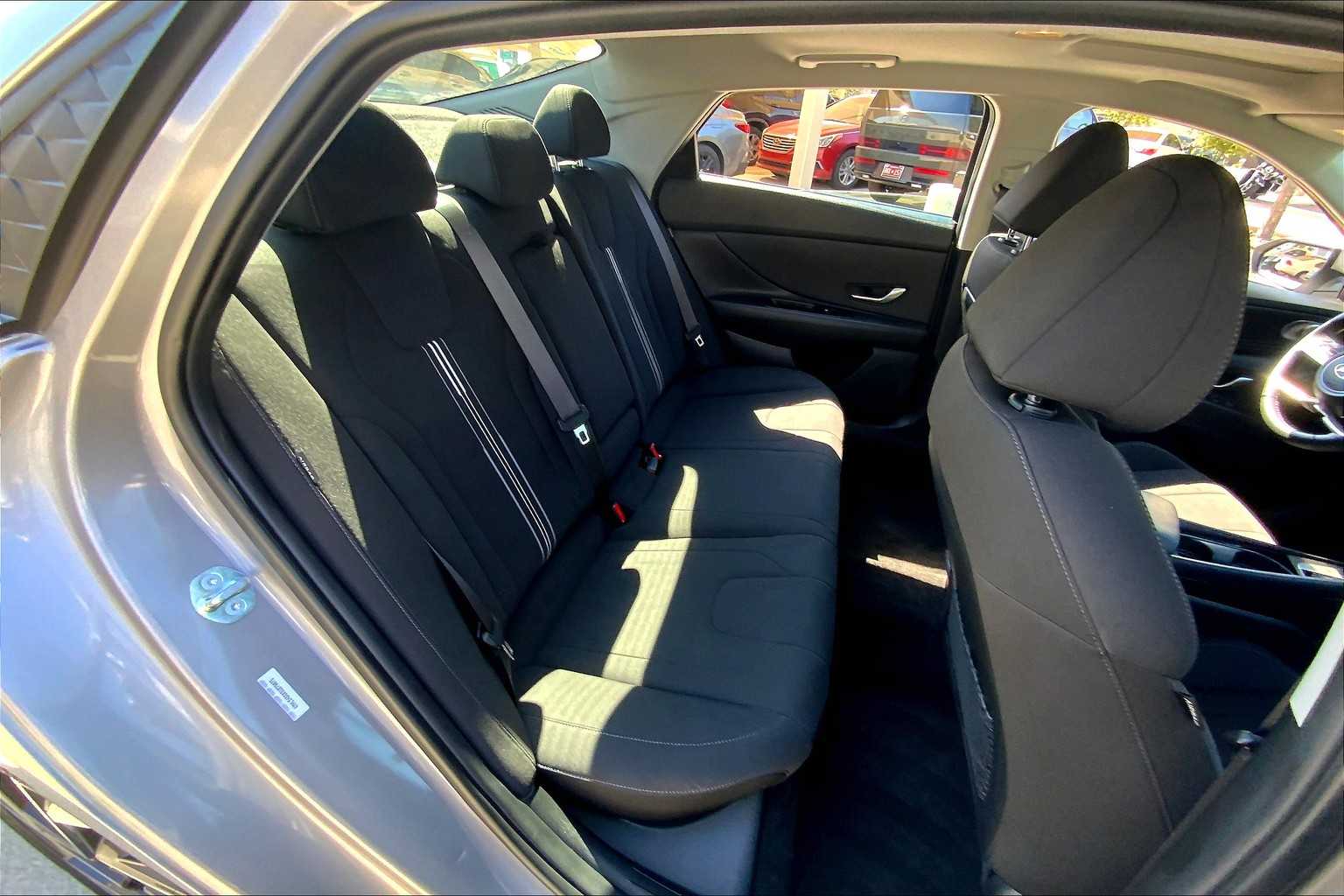 2025 Hyundai Elantra SEL Convenience photo 18