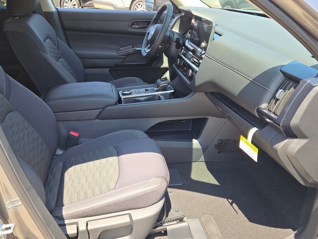 2025 Nissan Pathfinder SV photo 4