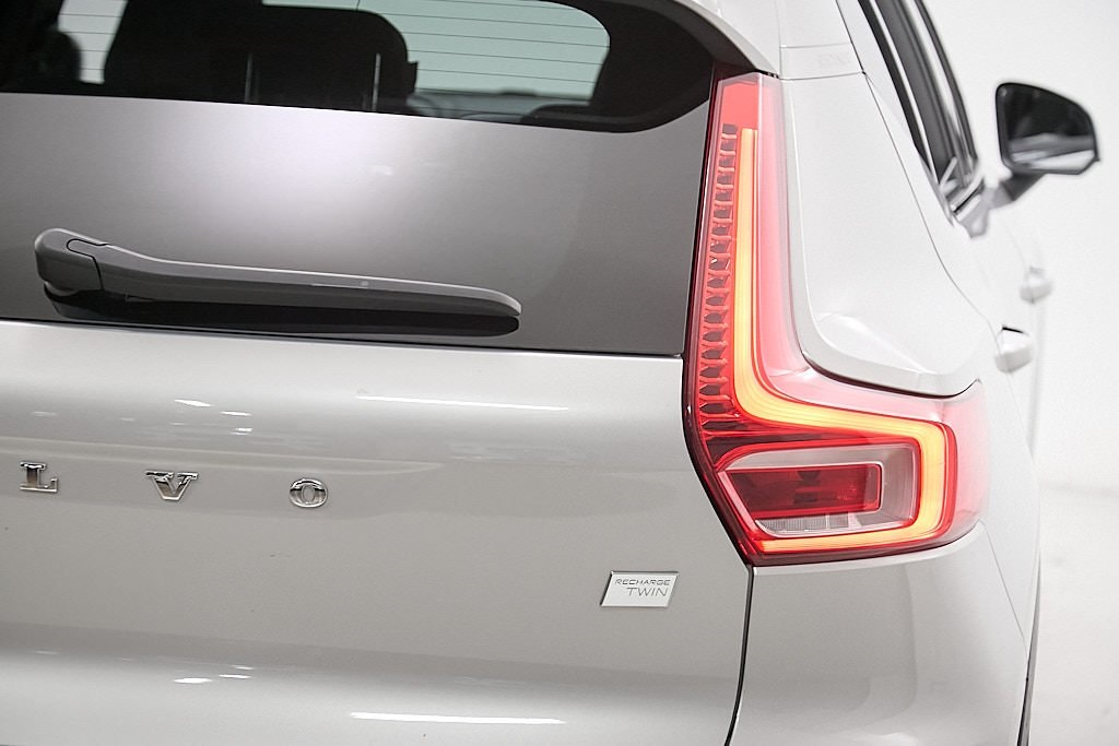2023 VOLVO XC40 - Image 8