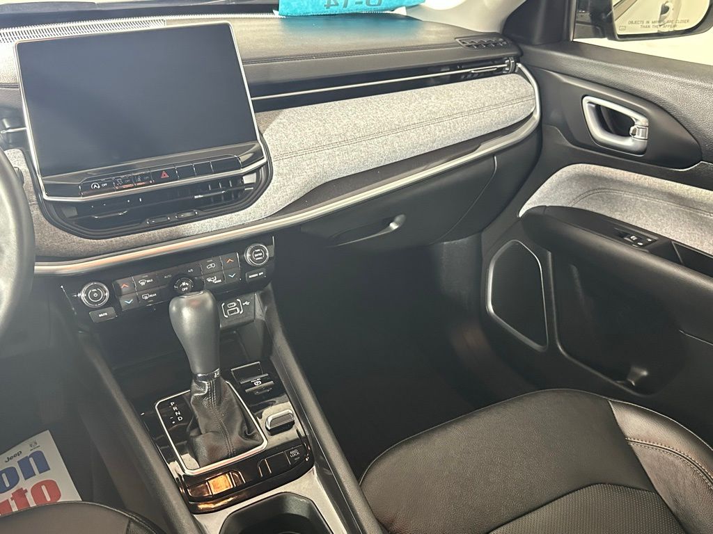 2022 Jeep Compass Latitude Lux photo 24