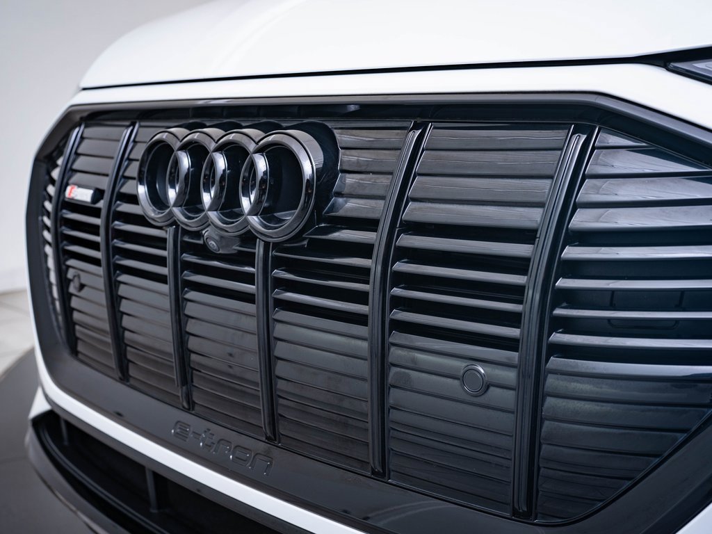 2022 Audi e-tron Prestige photo 3