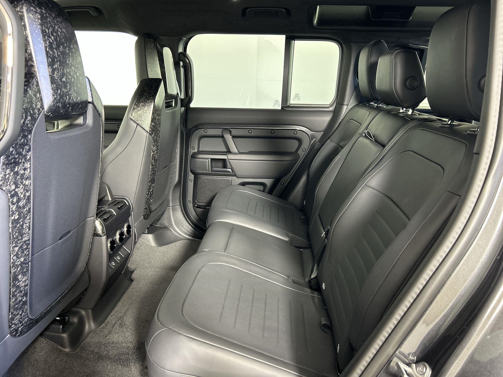 2025 Land Rover Defender 110 photo 25