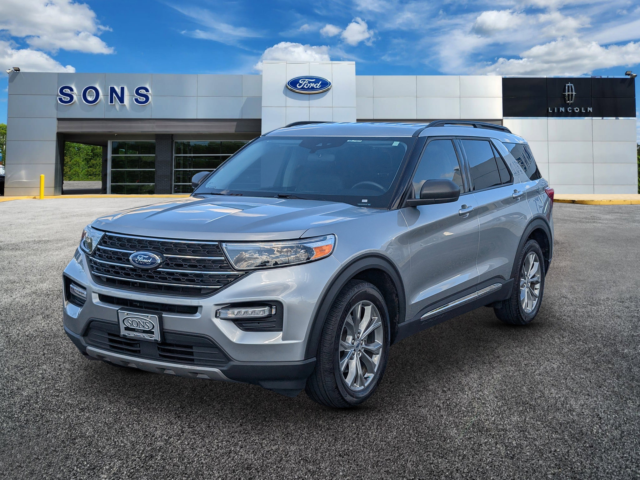 2023 Ford Explorer XLT's photo
