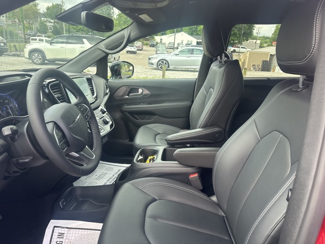 2025 Chrysler Voyager LX photo 13