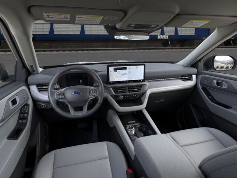 2025 Ford Explorer photo 4