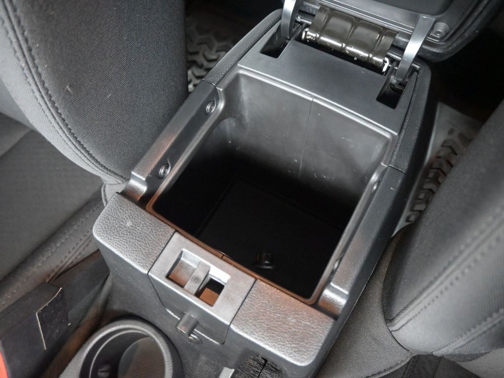 2015 Jeep Wrangler Unlimited Sport photo 28