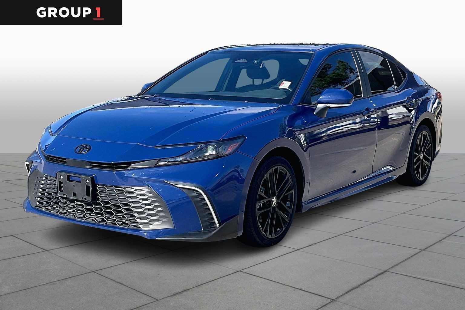 2025 Toyota Camry SE's photo