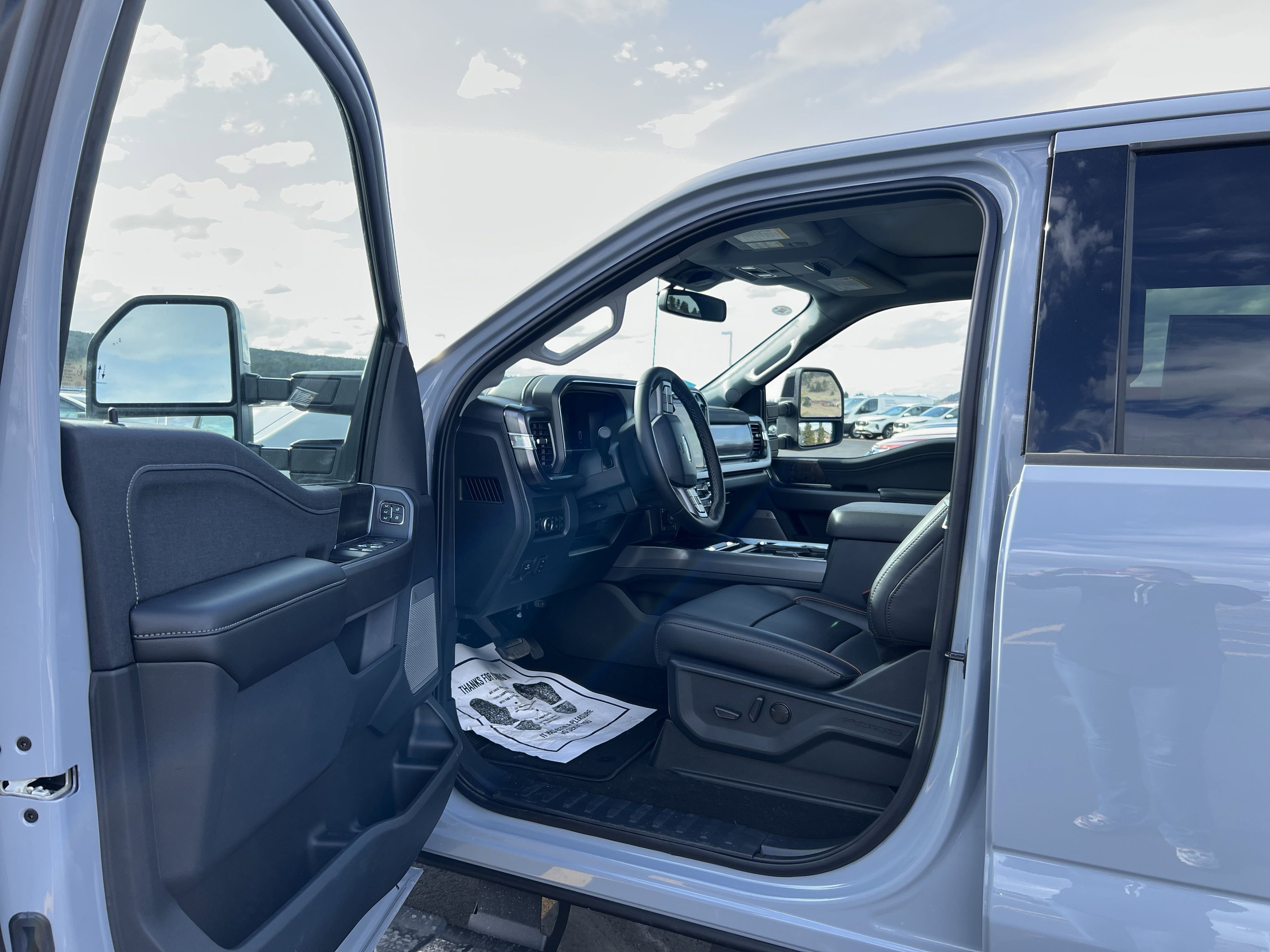 2025 Ford F-350 Lariat photo 3
