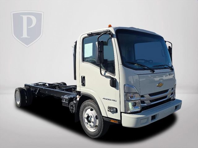 2025 Chevrolet Silverado 4500HD photo 2