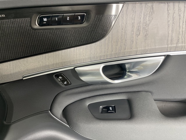 2025 Volvo XC90 T8 photo 12