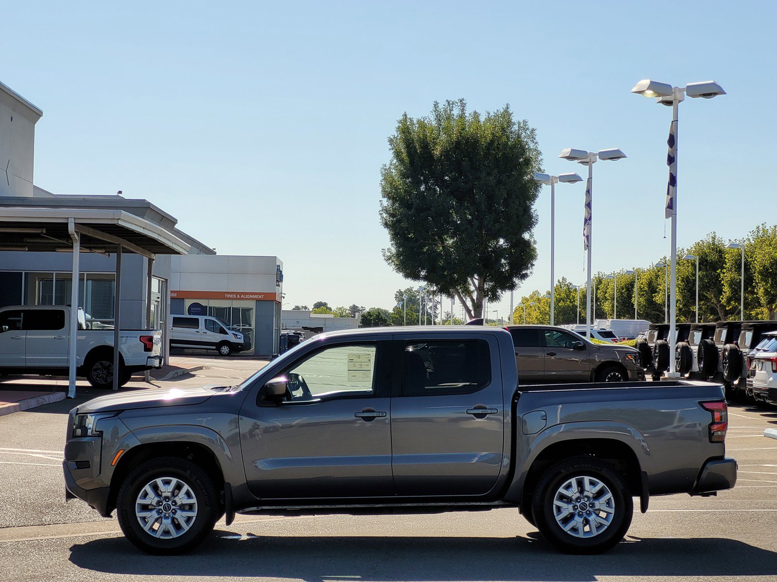 2023 Nissan Frontier SV photo 7