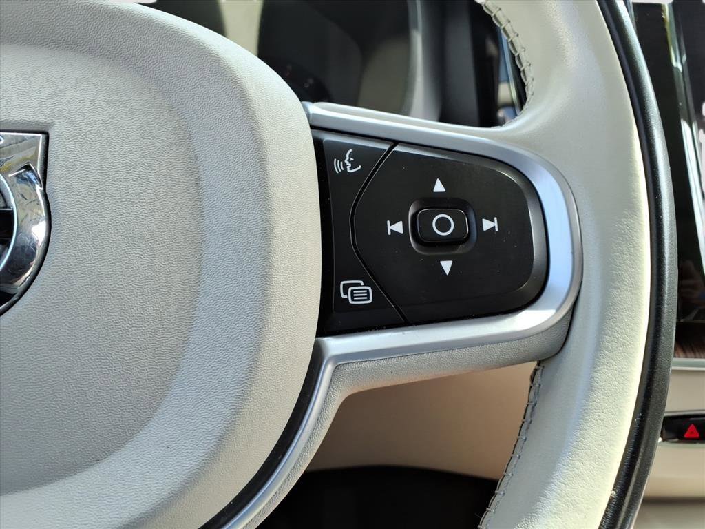 2022 Volvo XC60 B5 Momentum photo 22