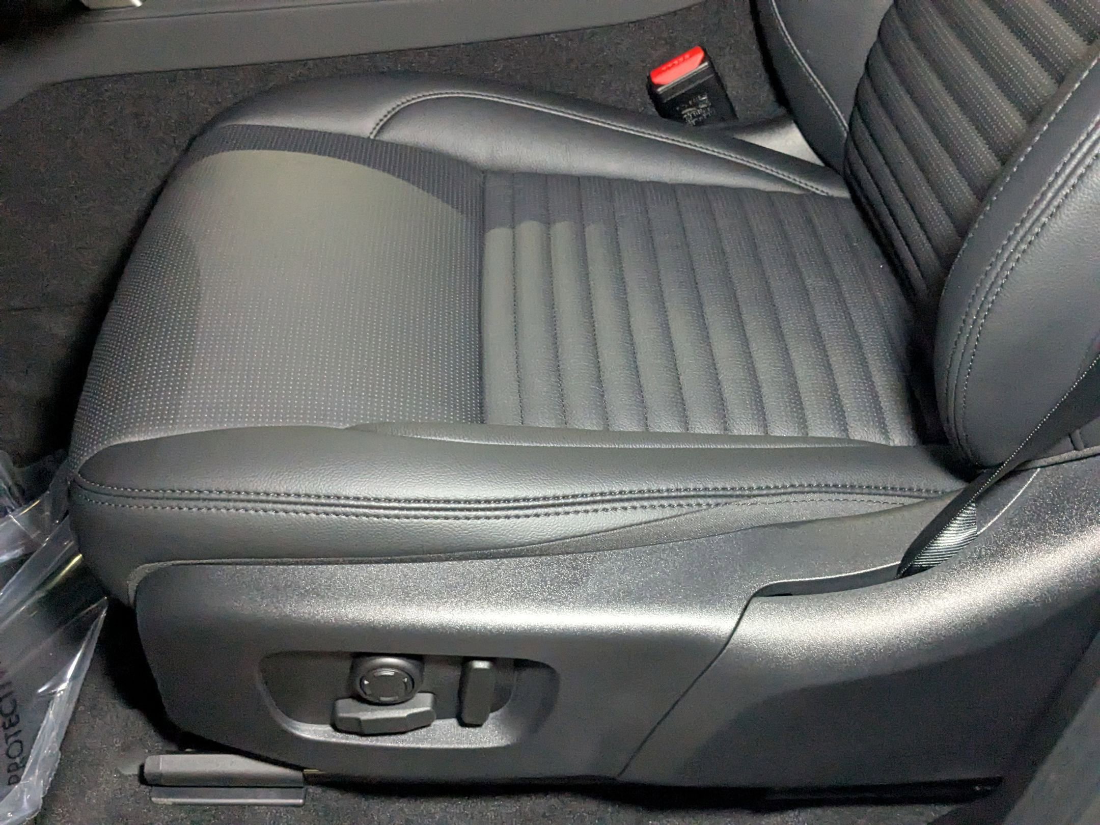 2025 Land Rover Discovery Sport S photo 3