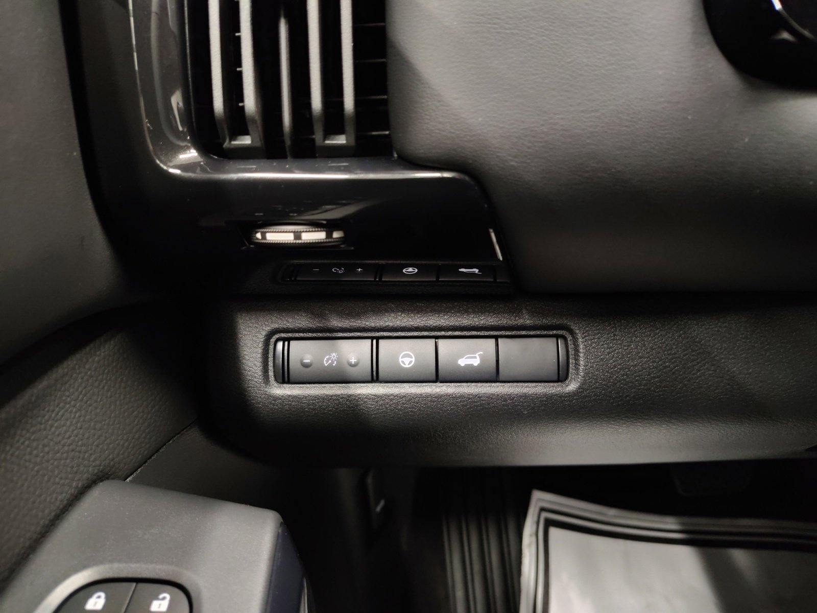 2025 Nissan Pathfinder SV photo 24