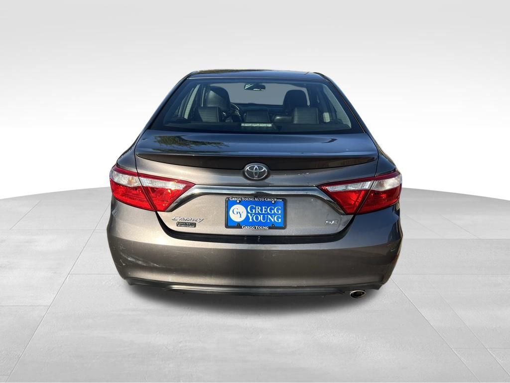 2017 Toyota Camry SE photo 4