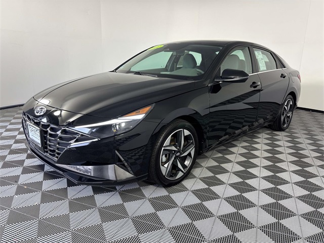 2022 Hyundai Elantra SEL photo 3