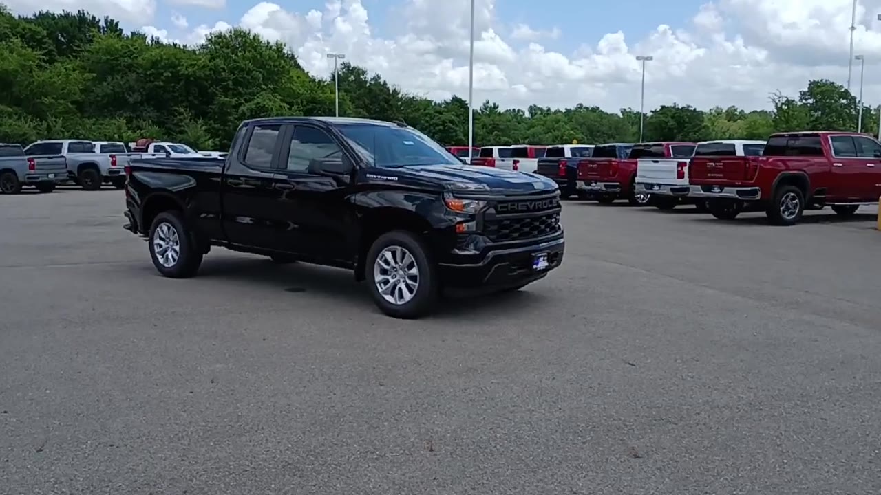 2025 Chevrolet Silverado 1500 Custom photo 2