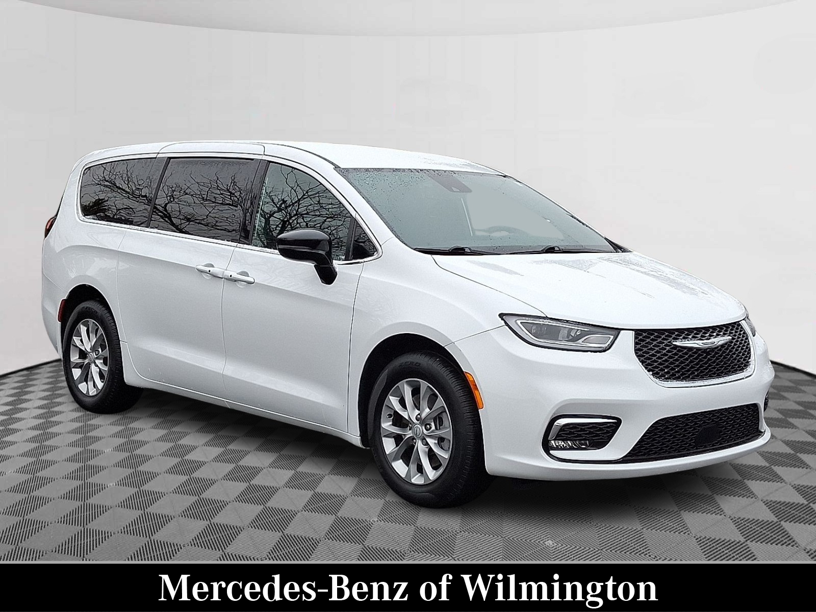 2025 Chrysler Pacifica Select's photo