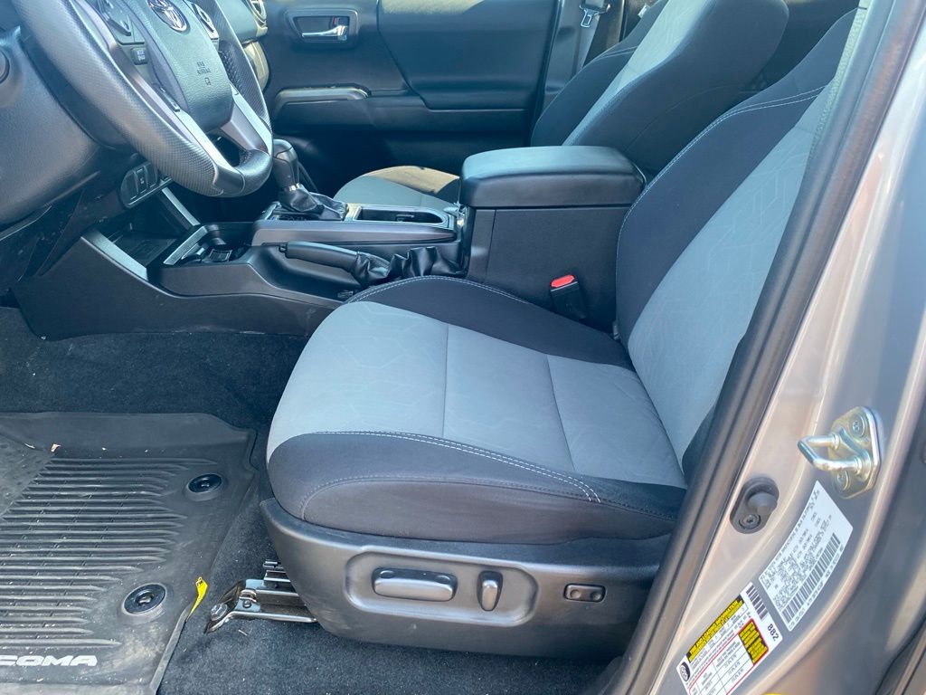 2020 Toyota Tacoma SR5 photo 9