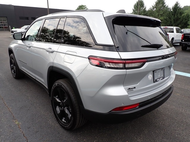 2025 Jeep Grand Cherokee Altitude photo 2