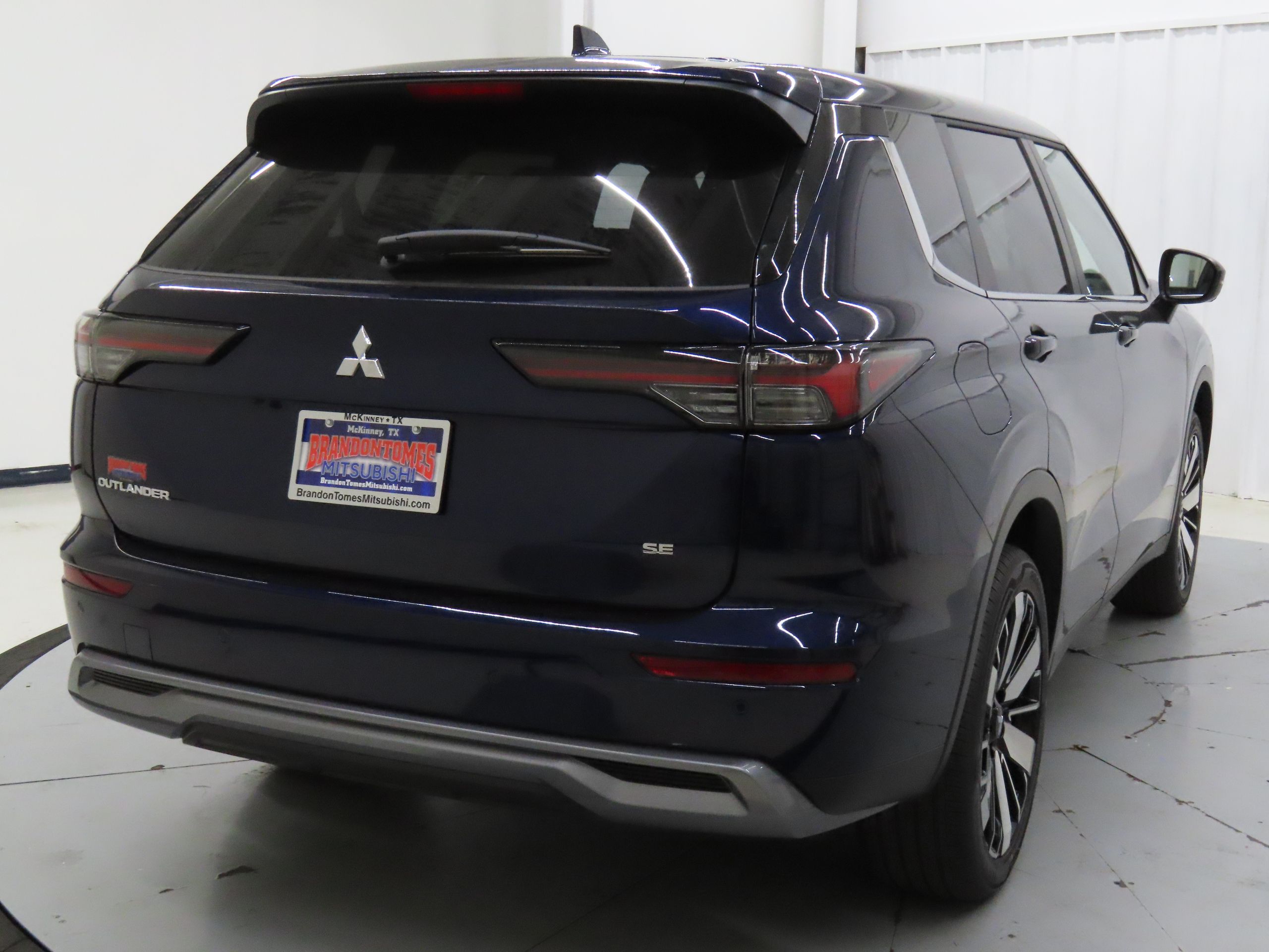 2025 Mitsubishi Outlander SE photo 3