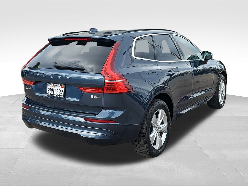 2022 Volvo XC60 B5 Momentum photo 3