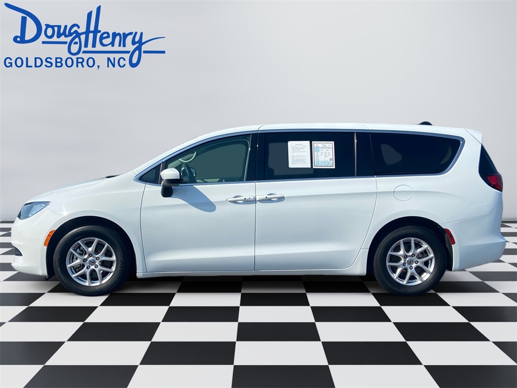 2023 Chrysler Voyager LX photo 2