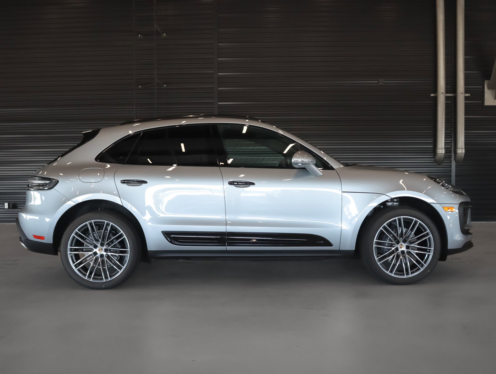 2025 Porsche Macan T photo 11