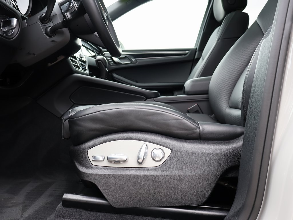 2025 Porsche Macan T photo 31
