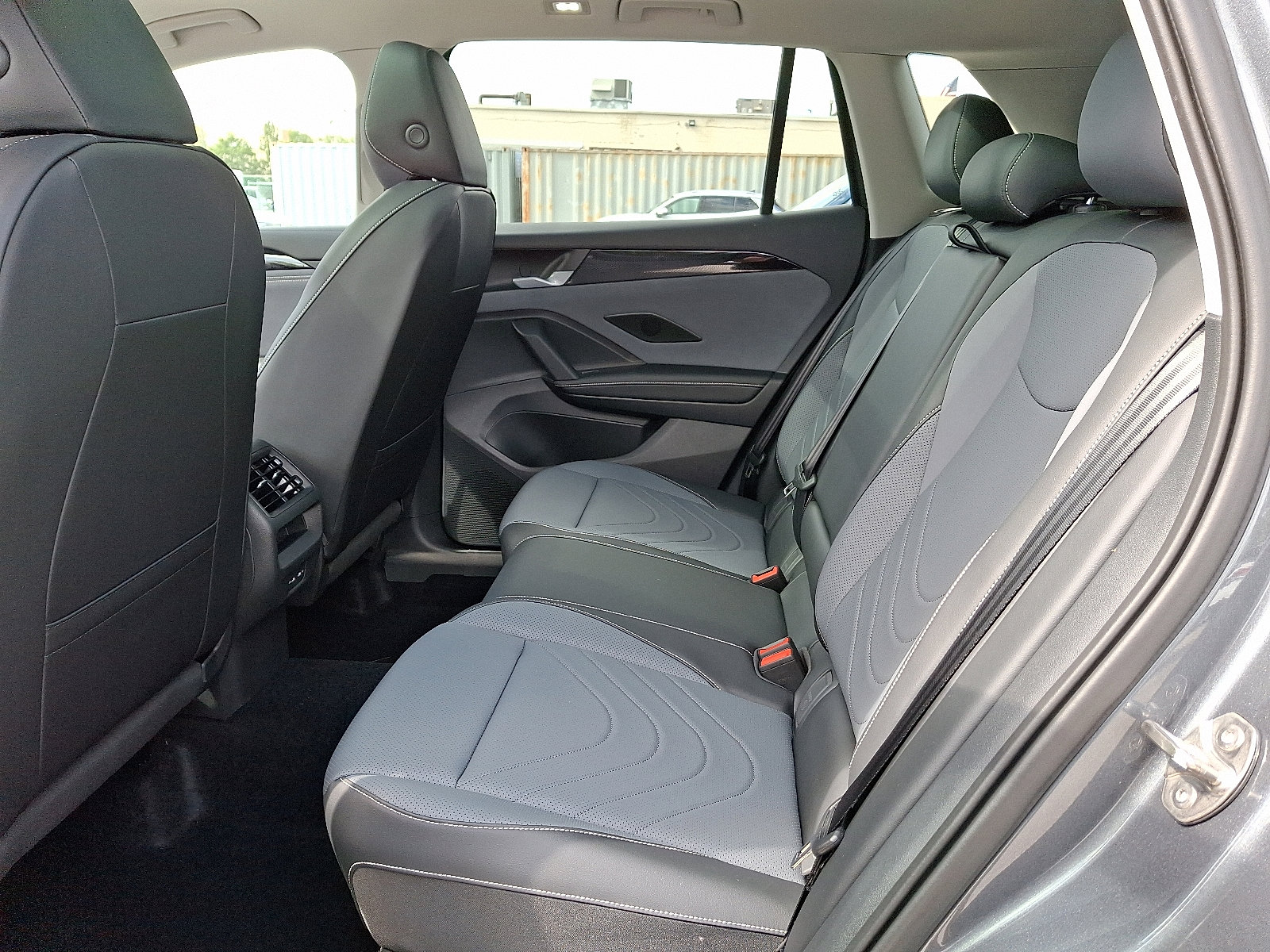 2025 Volkswagen Tiguan SE photo 4