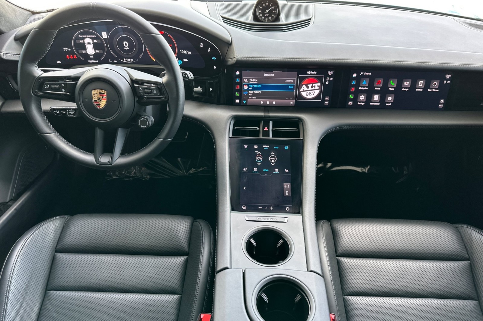 2024 Porsche Taycan GTS Sport Turismo photo 7