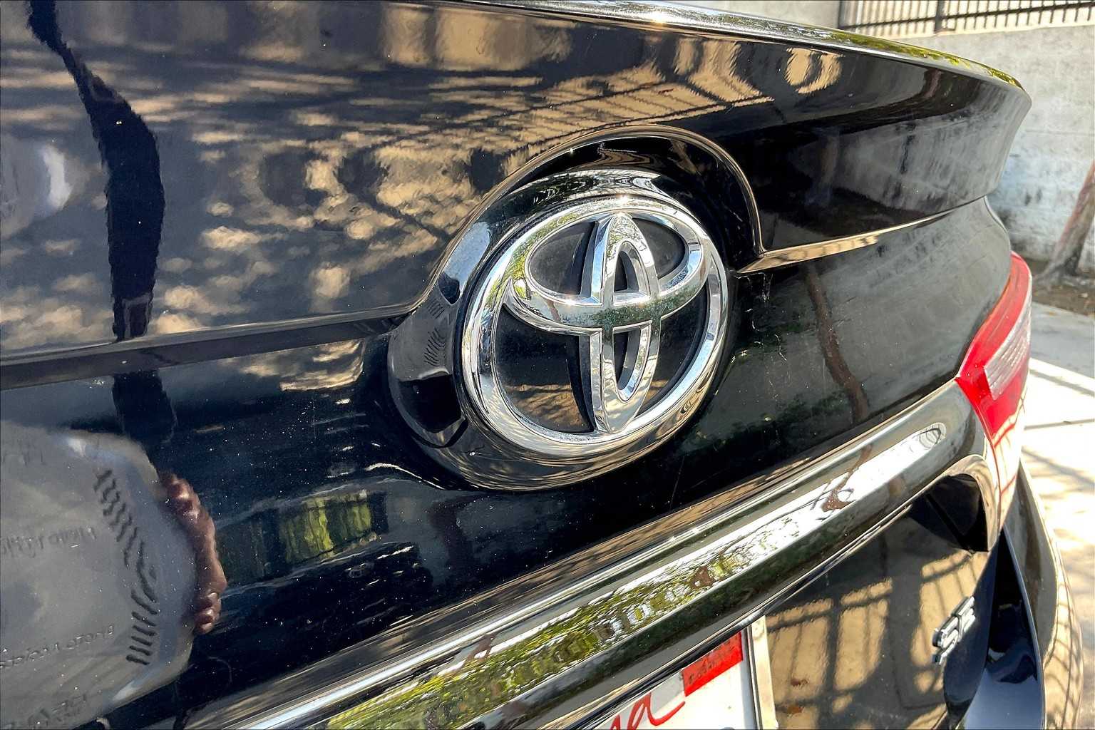 2017 Toyota Camry SE photo 30