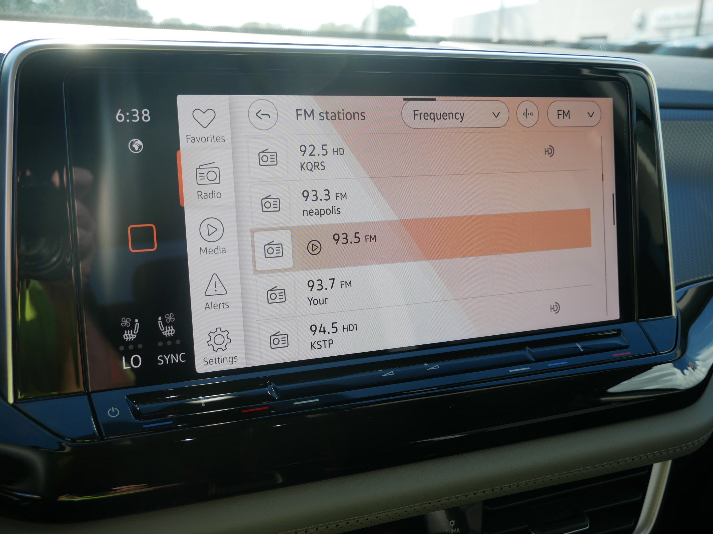 2025 Volkswagen Atlas Peak Edition SE photo 3