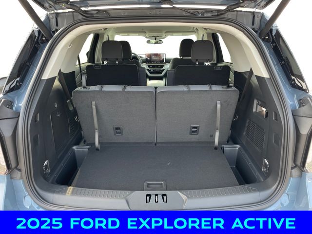 2025 Ford Explorer photo 5