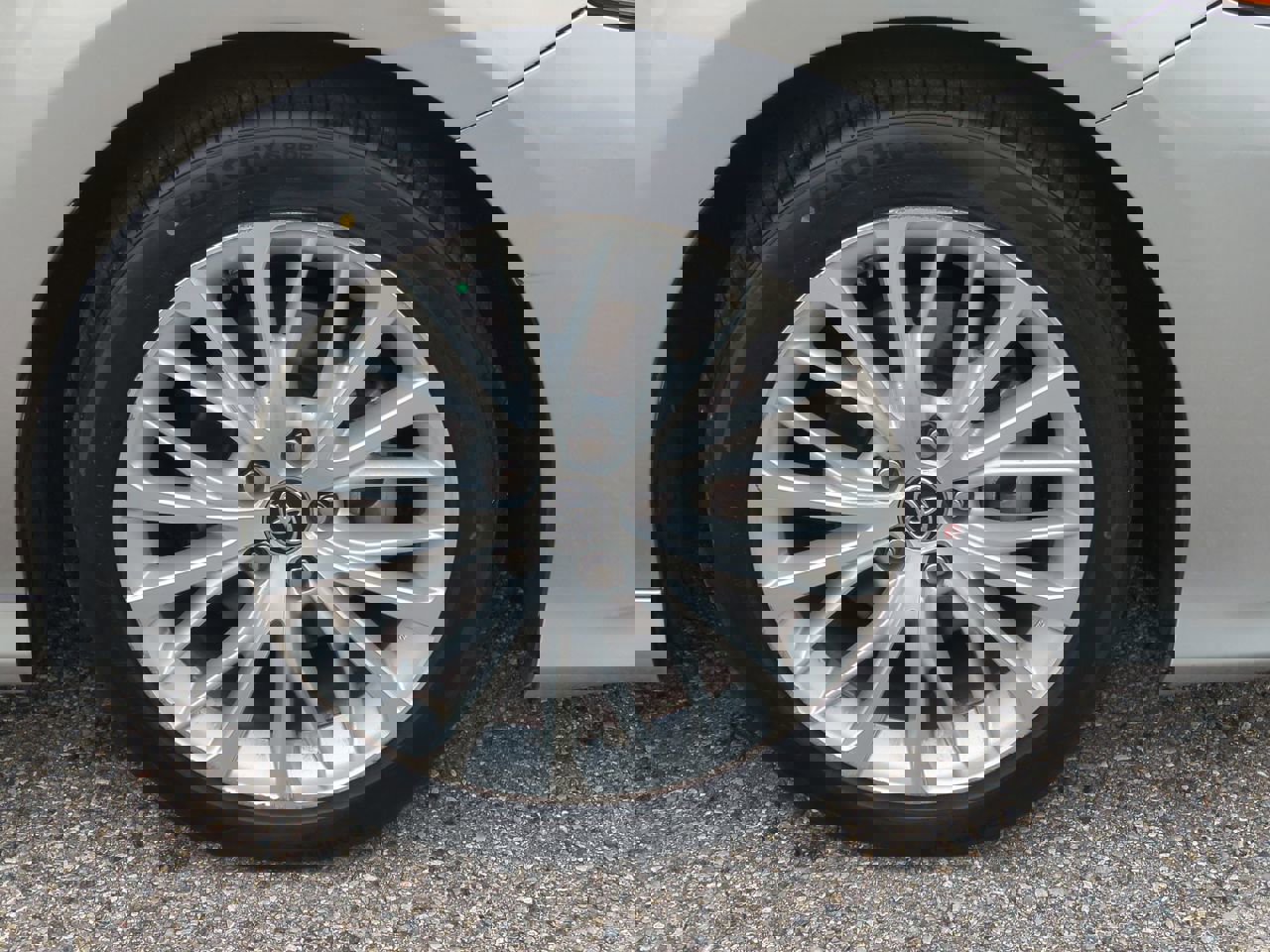 2019 Toyota Camry SE XLE Hybrid photo 11