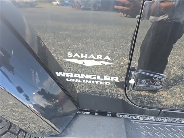 2015 Jeep Wrangler Unlimited Sahara photo 17