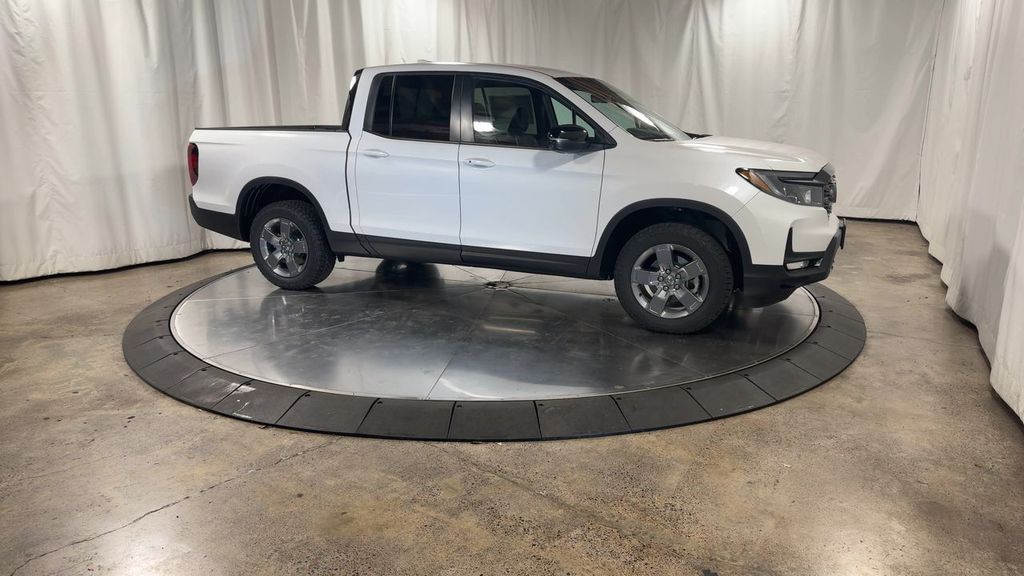 2025 Honda Ridgeline TrailSport photo 3