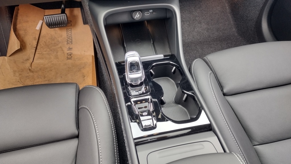 2025 VOLVO XC40 - Image 23