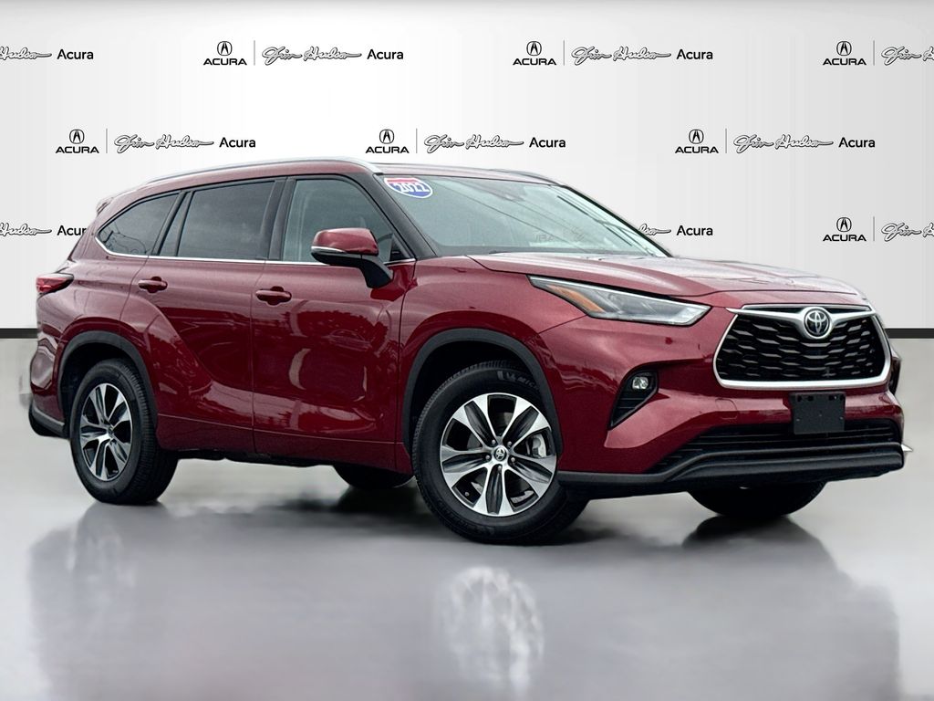 2022 Toyota Highlander XLE photo 2
