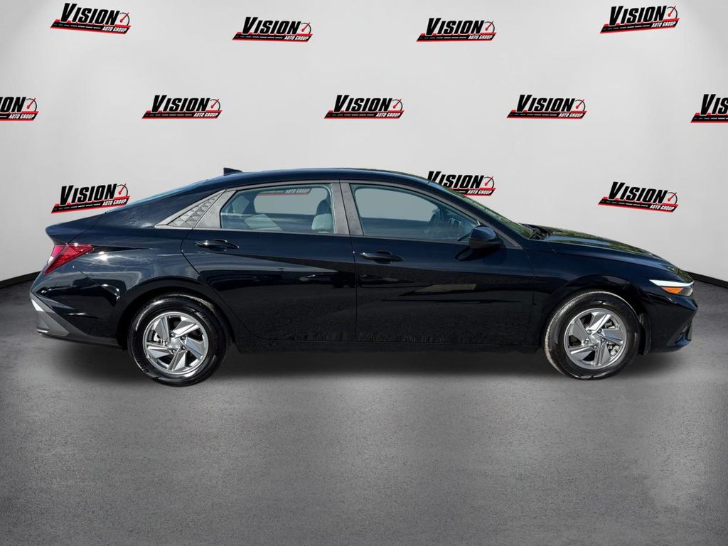 2024 Hyundai Elantra SE photo 4